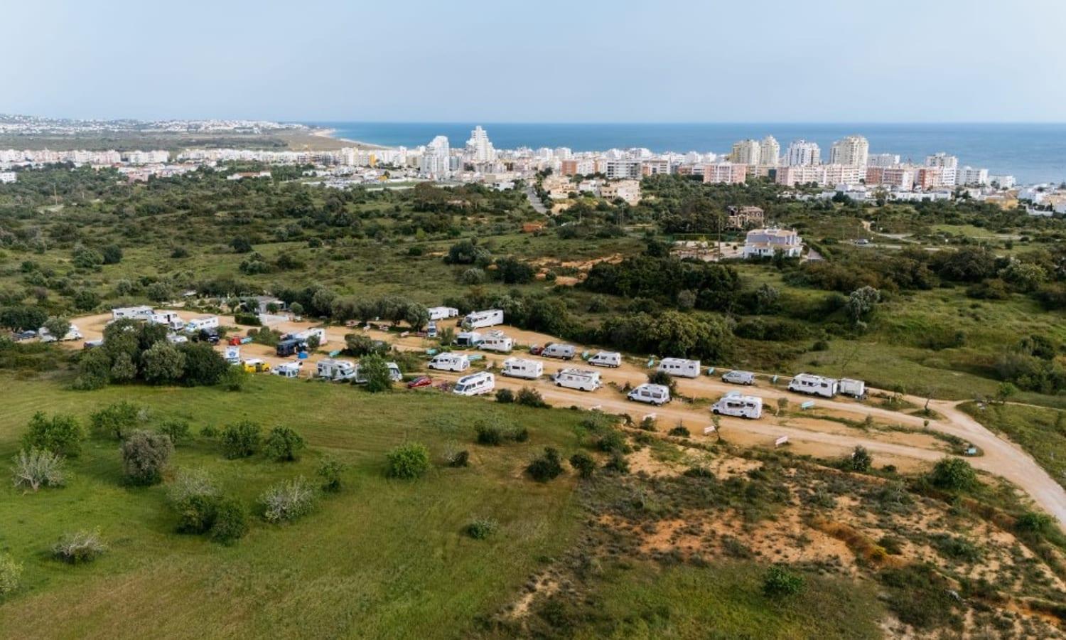 Vista aérea com mar e Armação de Pêra